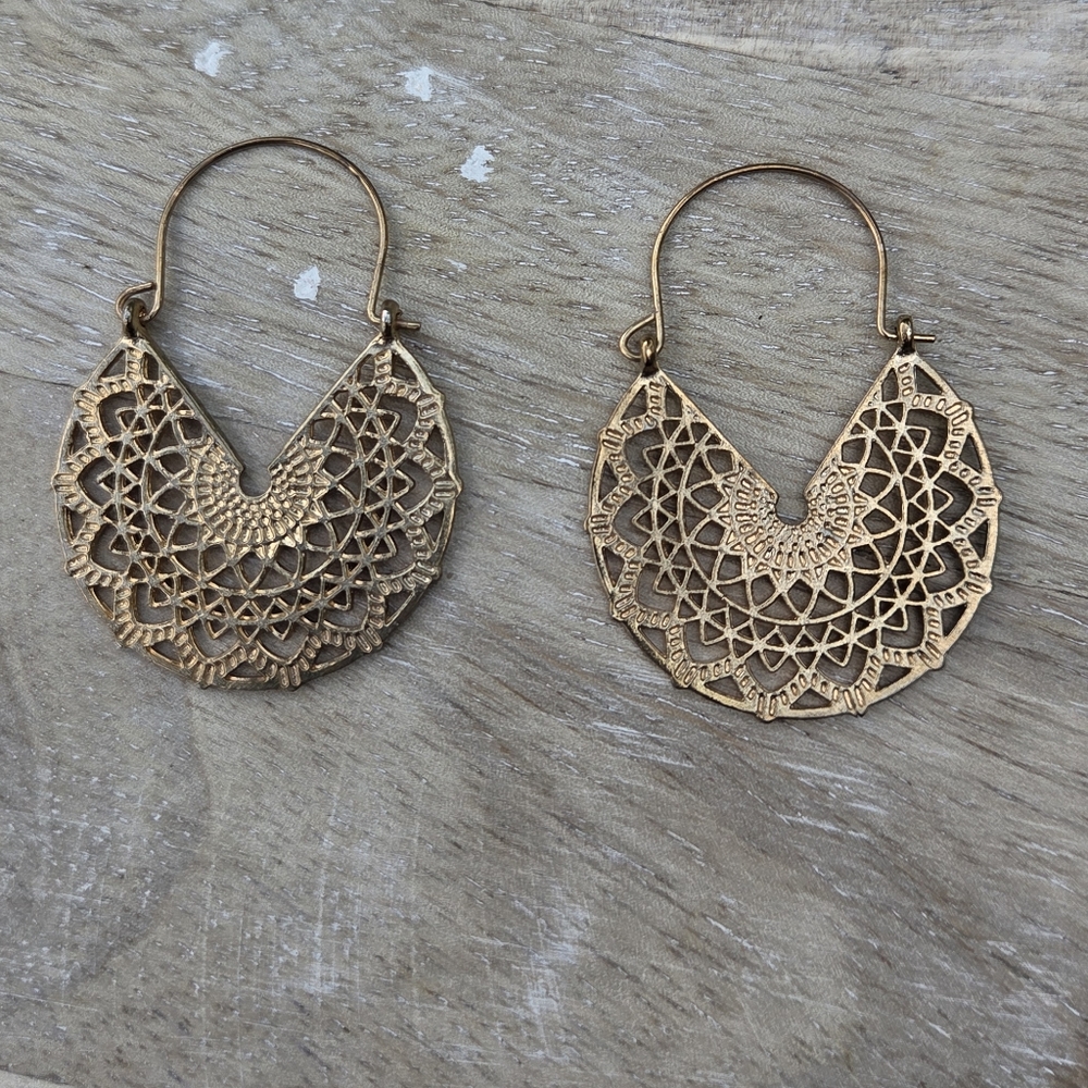 35. Gold Filigree Earrings with Intricate Design - Picture 7 of 7